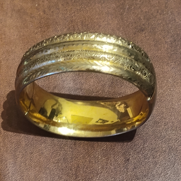 Elegant Gold-Tone Bangle Bracelet